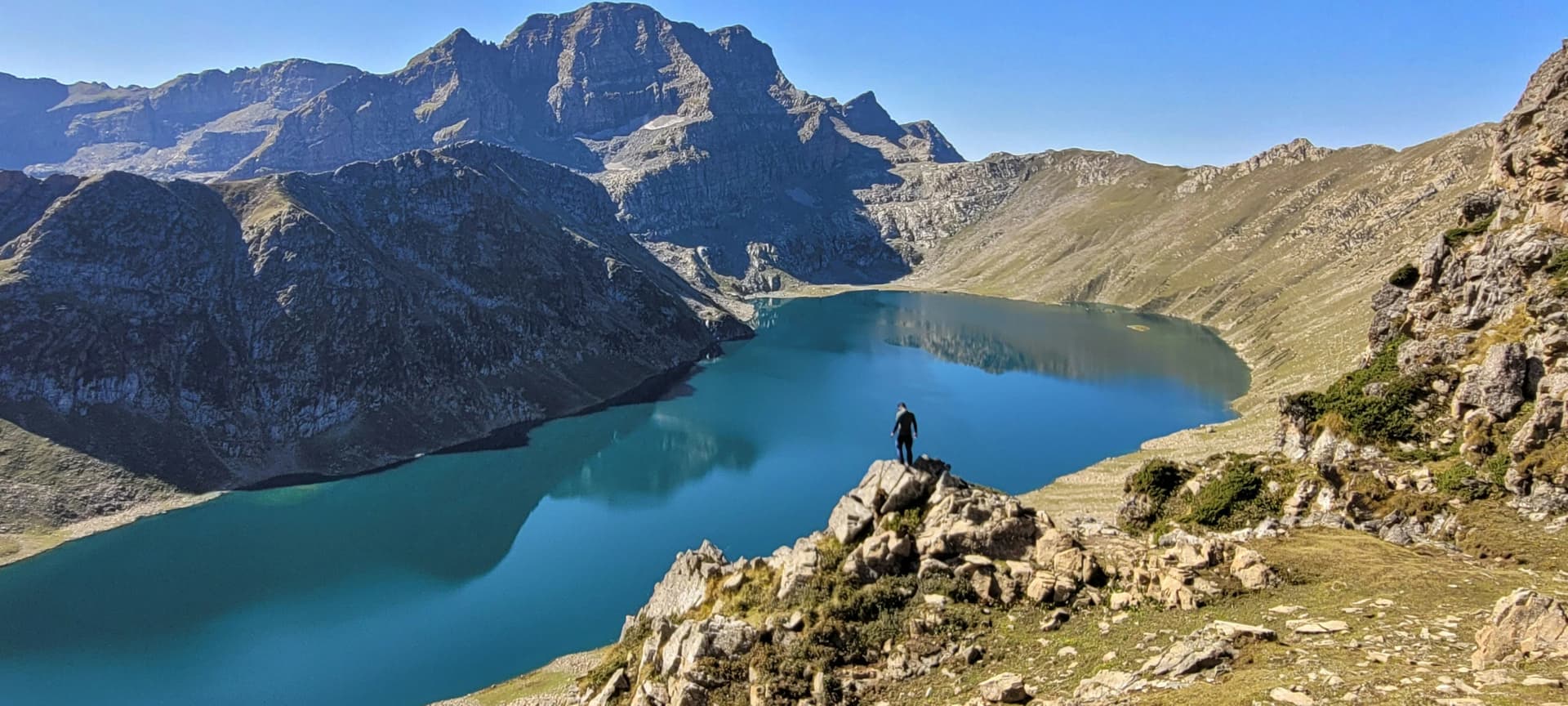 Scenic view of lakes on the Tarsar Marsar Trek