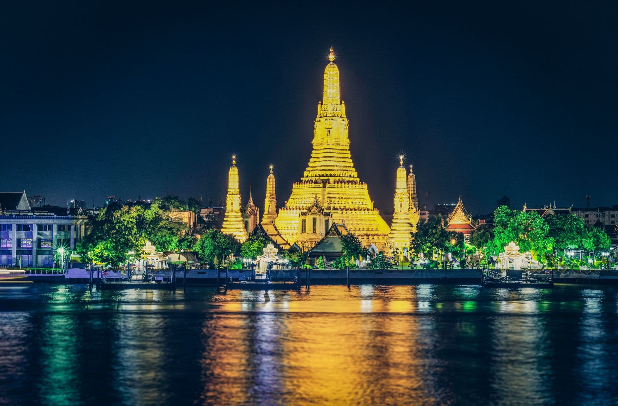 wat arun temple in night