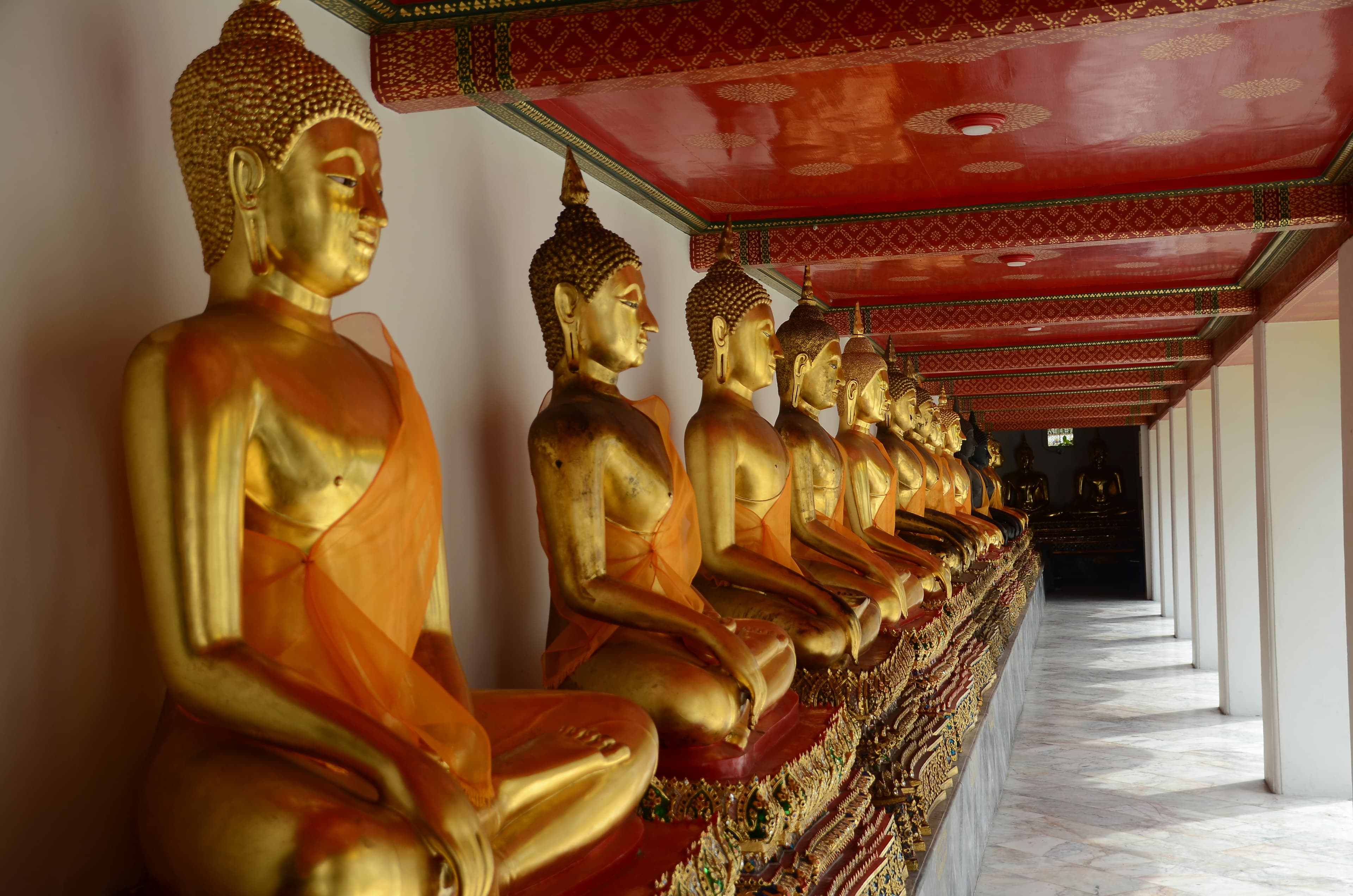 Buddha stautes placed next to each other