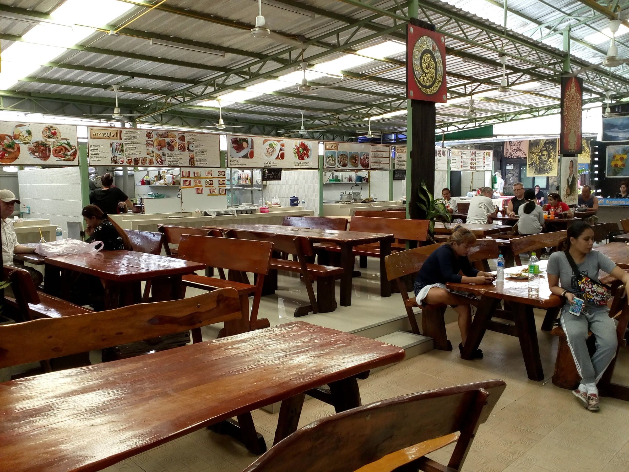 Small restaurants at Pattaya Night Bazaar 