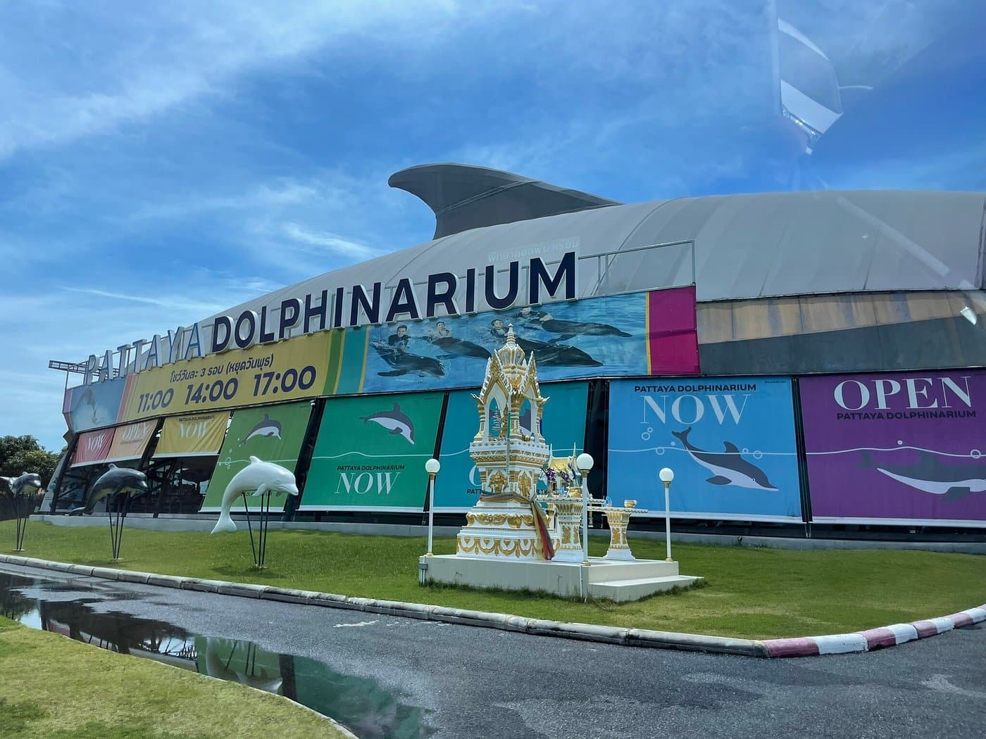 Pattaya Dolphinarium entrance