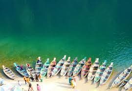 Boats aligned in dawki river