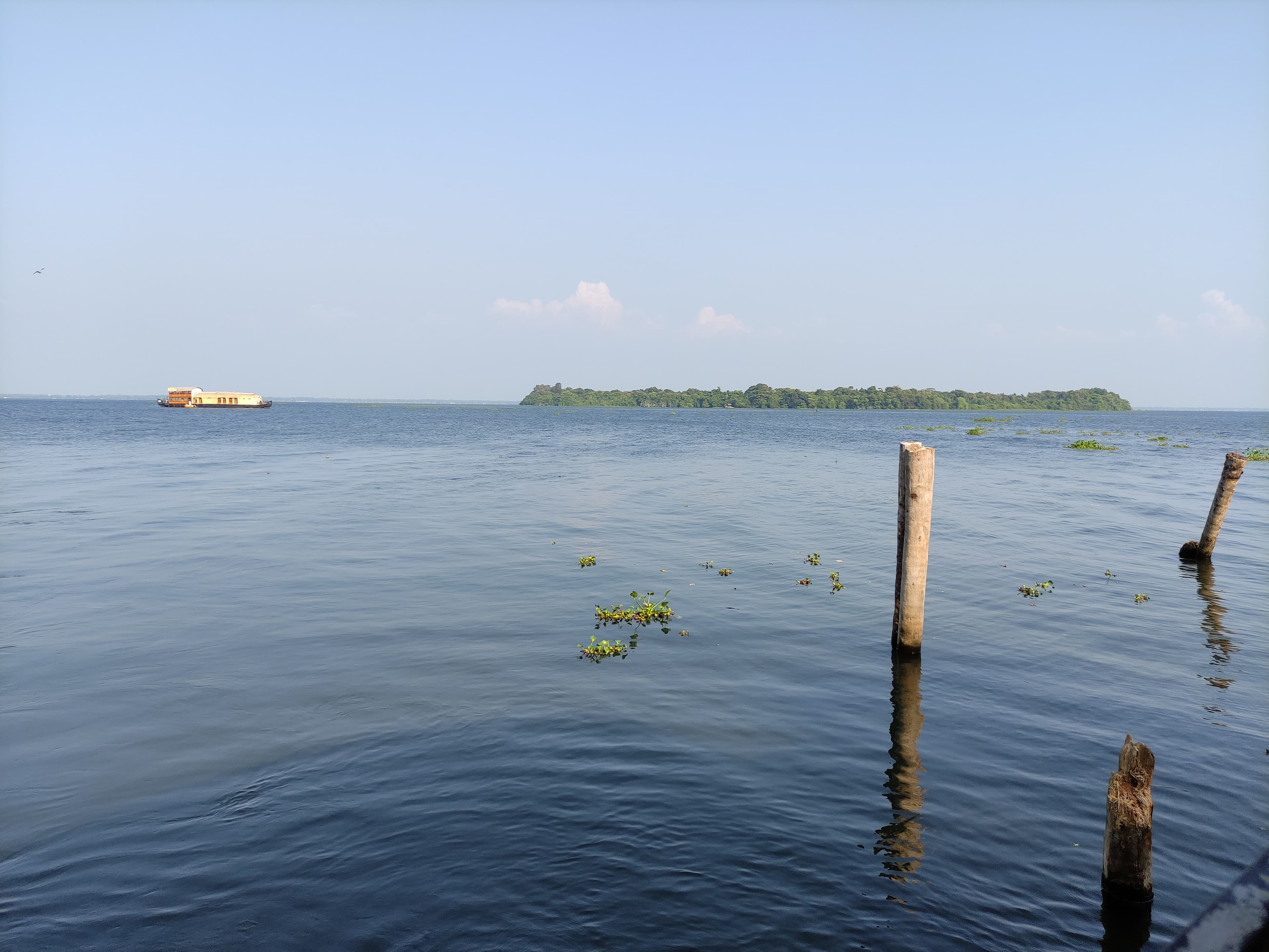 View of pathiramanal island 