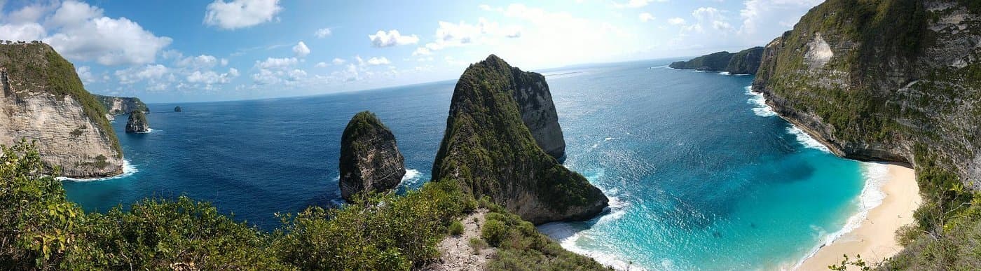 Dramatic cliffs of Kelingking Beach