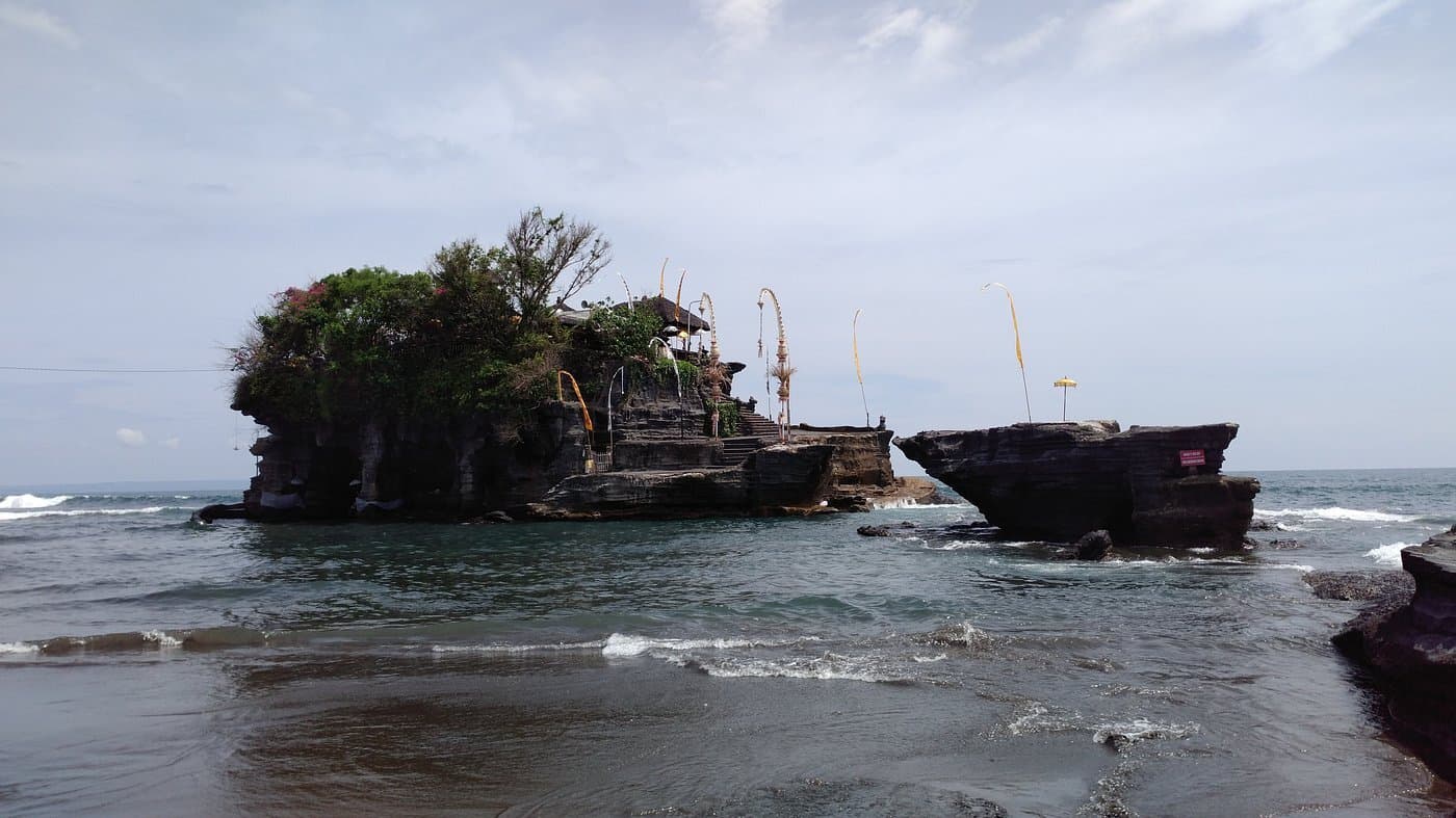 Tanah Lot Temple and dramatic coastal scenery