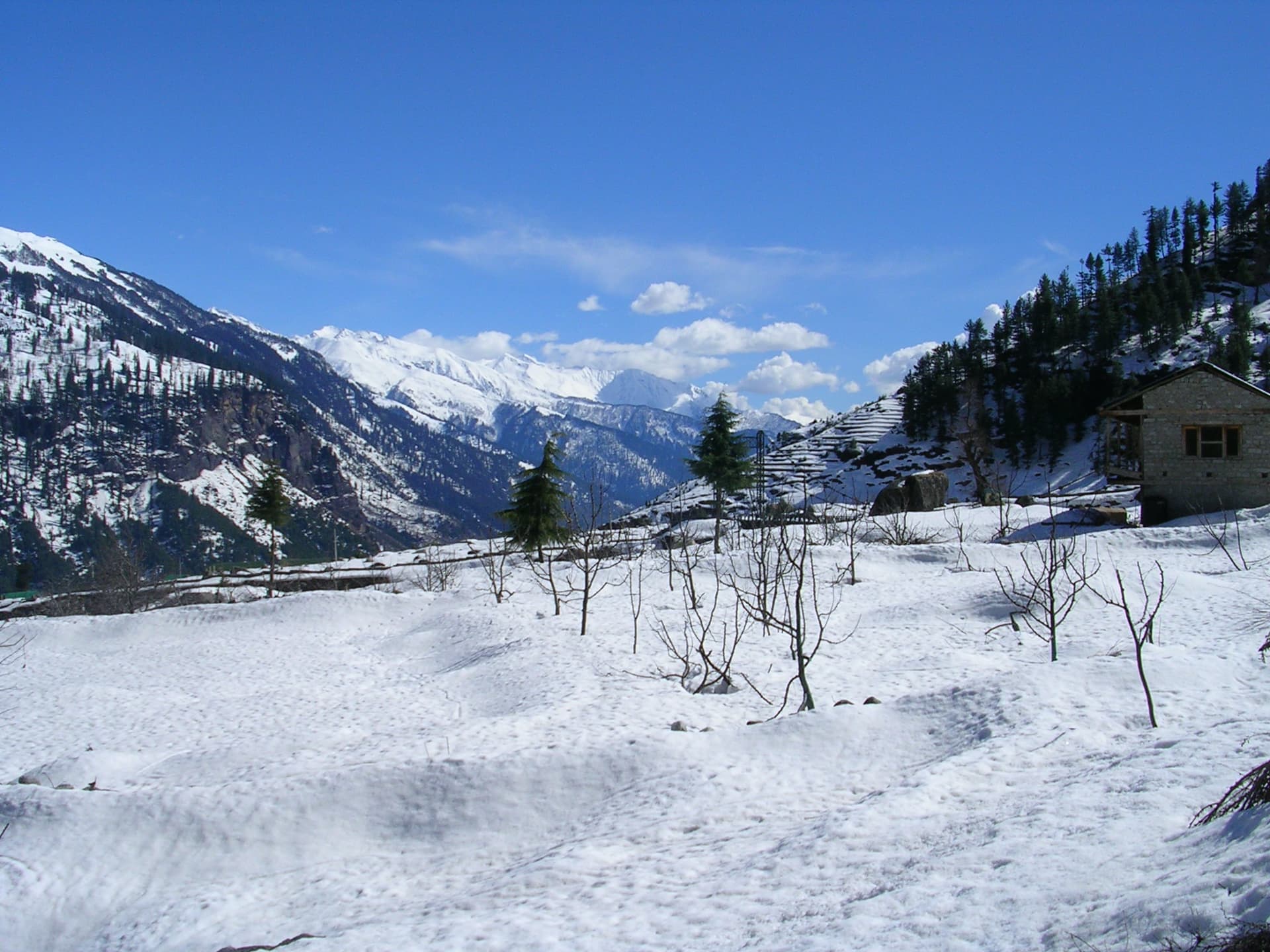 Snow-covered Solang Valley with tourists playing