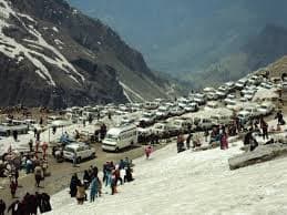 Tourists at Rohtang Pass