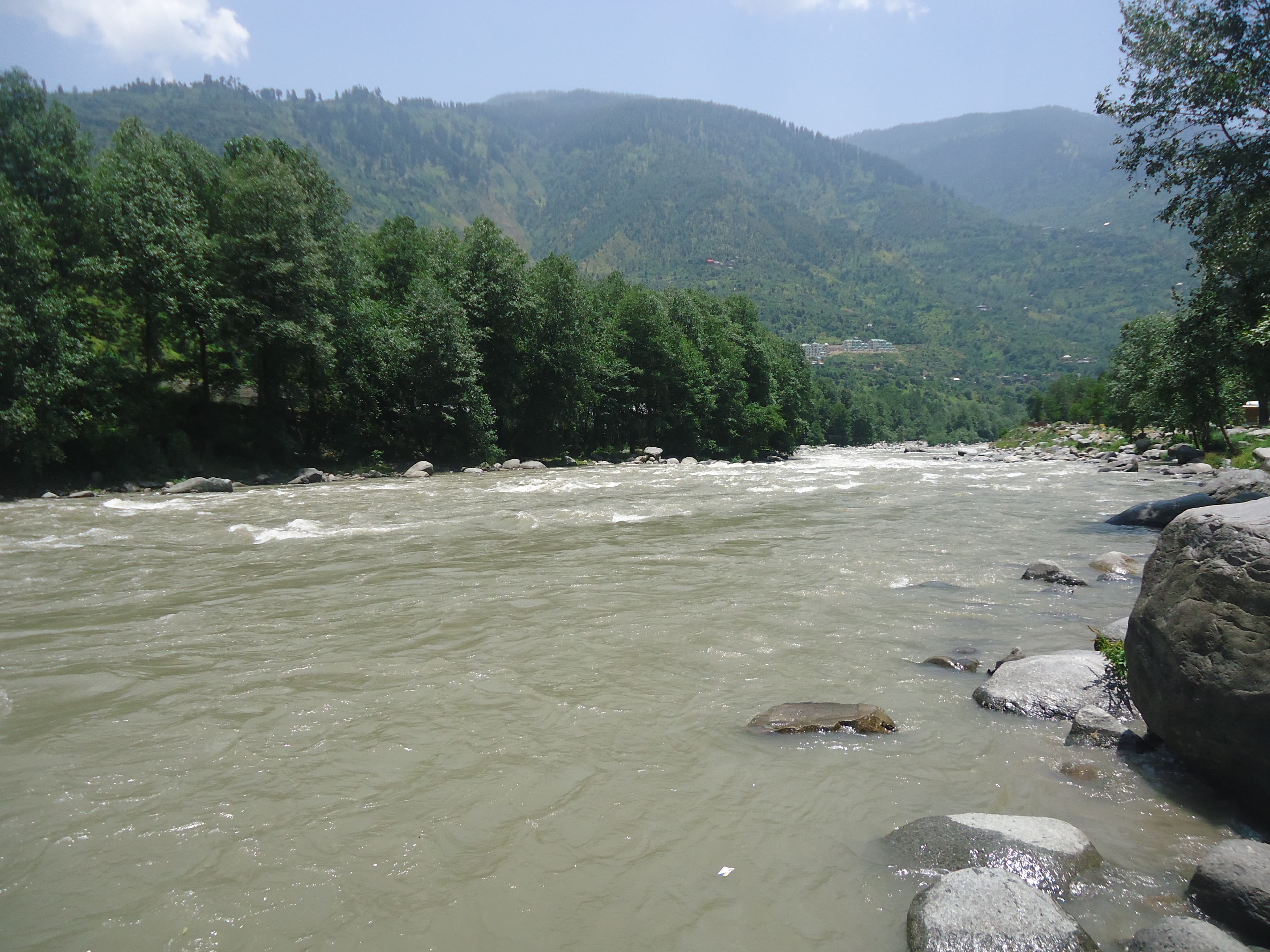 Beas River flowing through Manali