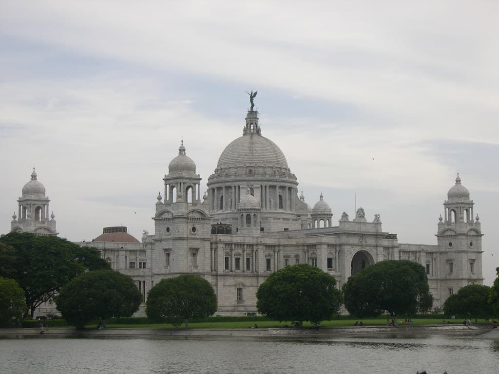 Garden path leading to the entrance of Victoria Memorial