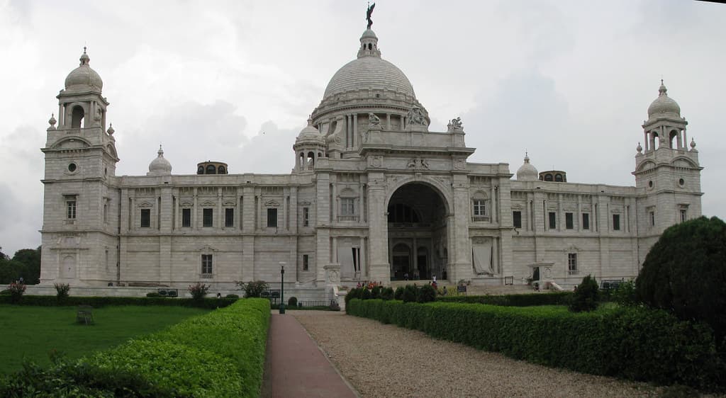 Side view of the majestic Victoria Memorial