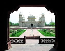 Garden and pathway leading to Itimad-ud-Daulah's Tomb