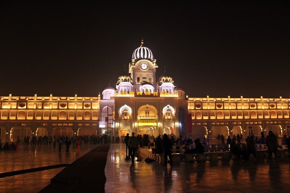 Hall Baazar at night