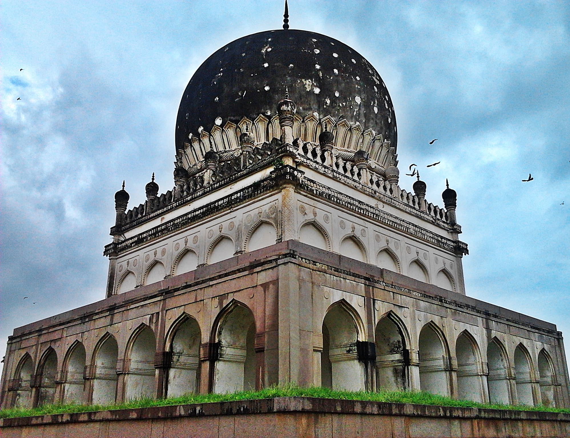 qutub shahi tombs