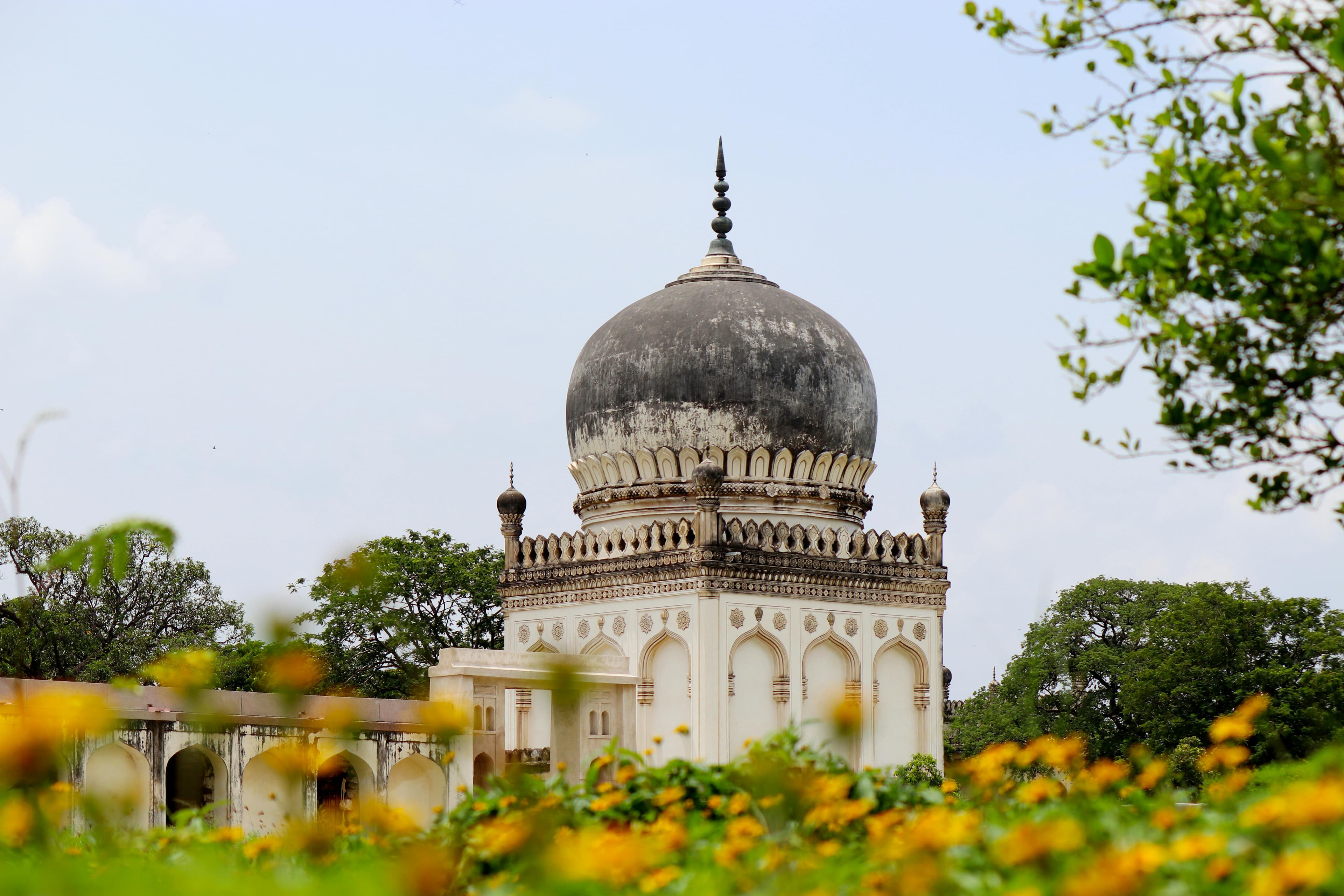 qutub shahi tombs