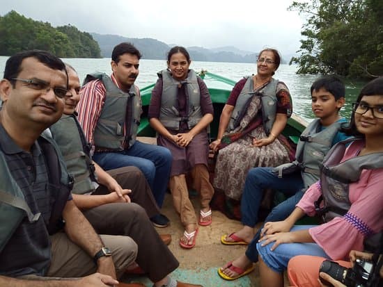 Tourists enjoying their dam visit