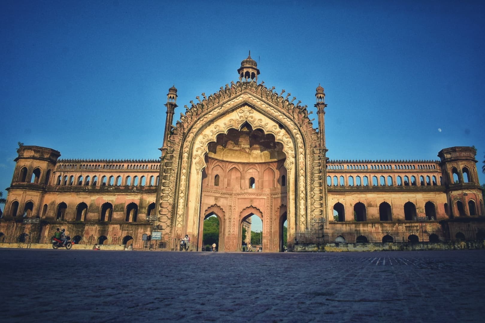 Rumi Darwaza, Lucknow