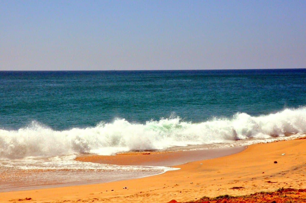 Waves in mid-day Sanguthurai Beach