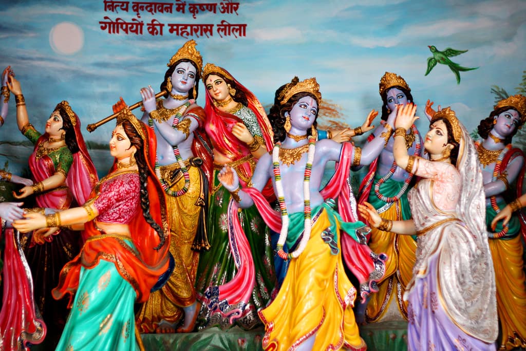 Krishna and Radha idols in Mangal Dham