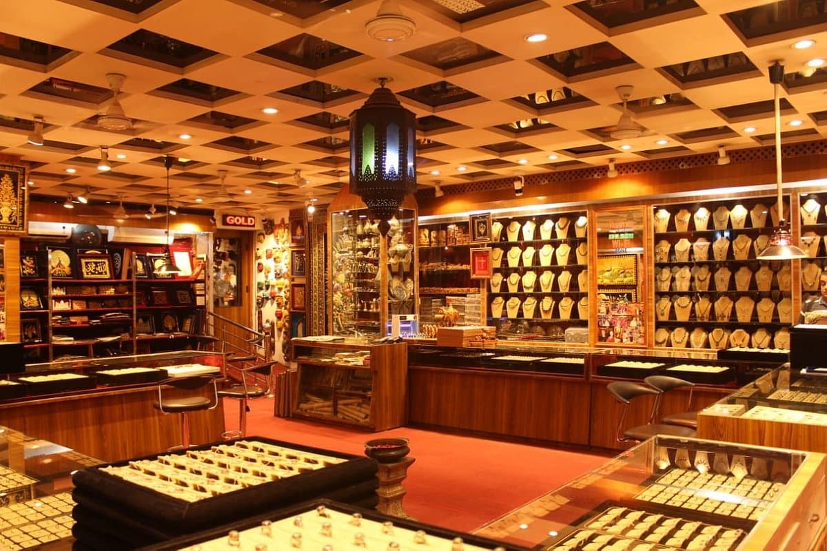 Exhibit hall in Agra Art Gallery