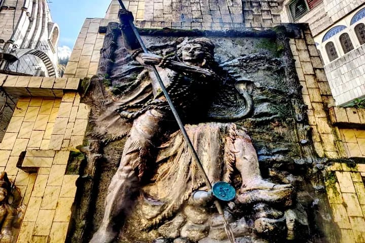 Shiva idol in Shiv Mandir - Manikaran