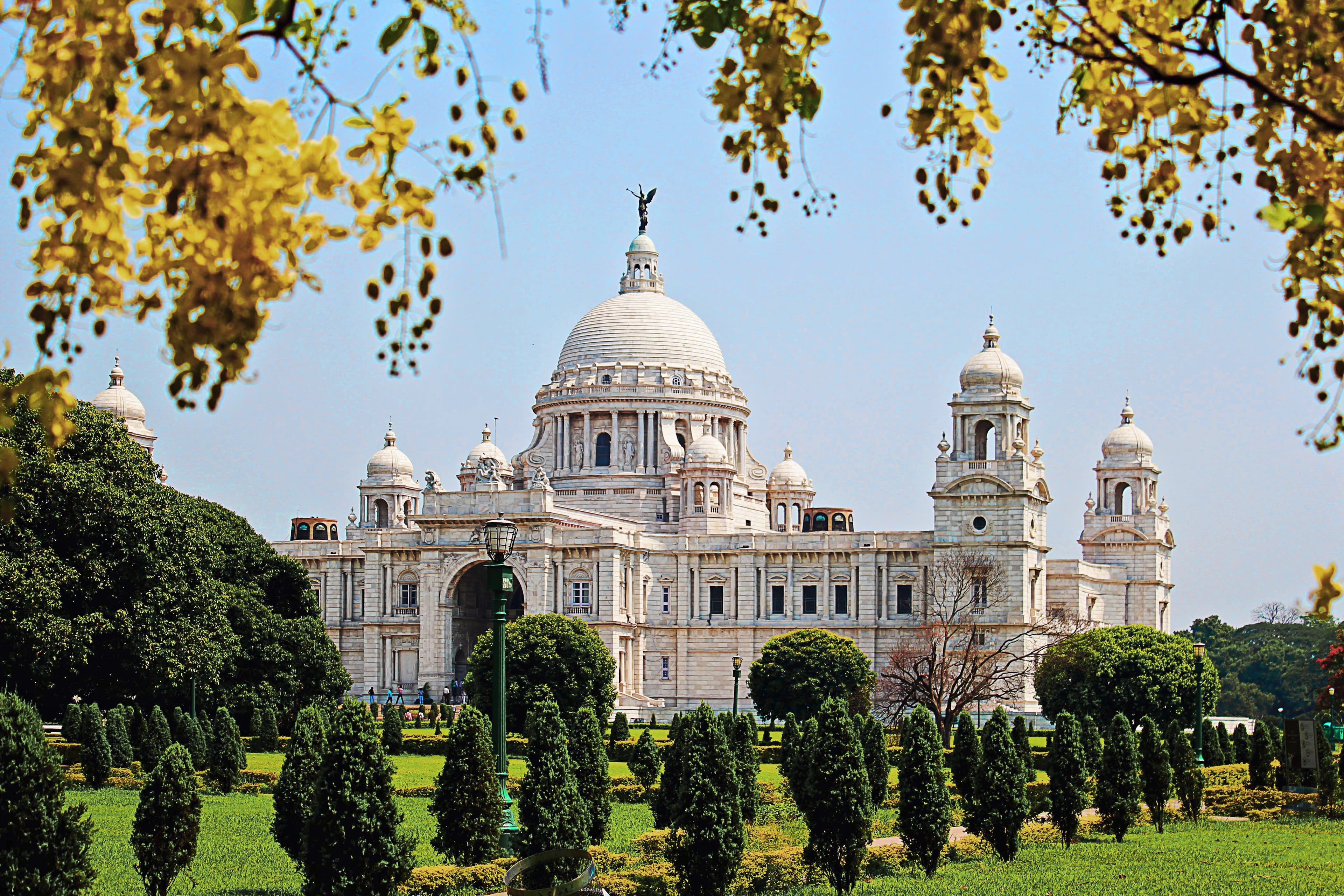 Front view of the grand Victoria Memorial in Kolkata