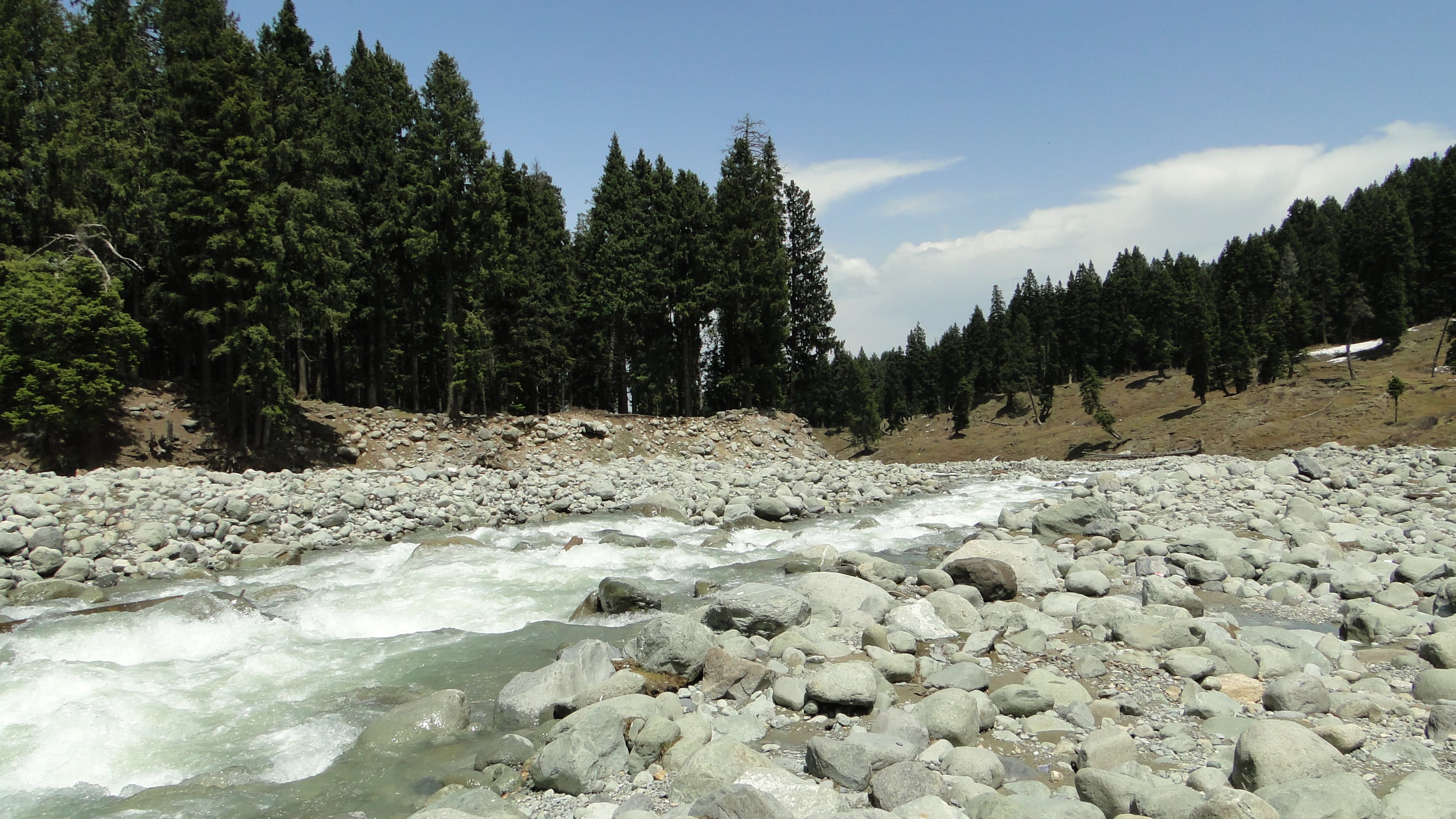 River passing through Doodhpathri