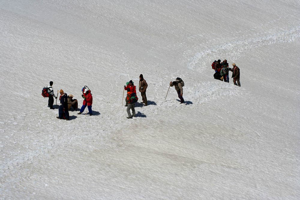 Adventurers hiking on the Sar Pass Trek path