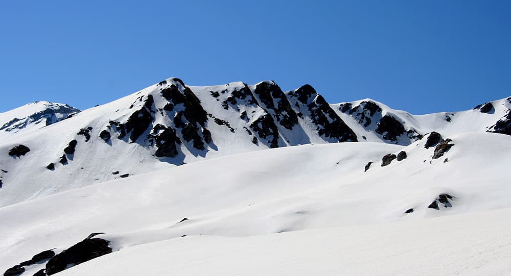 Snowy slopes trekked during Sar Pass