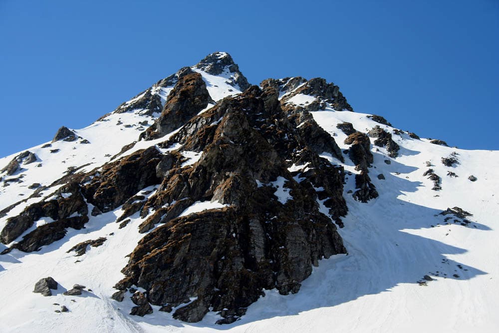 Rocky terrain on the Sar Pass Trek trail