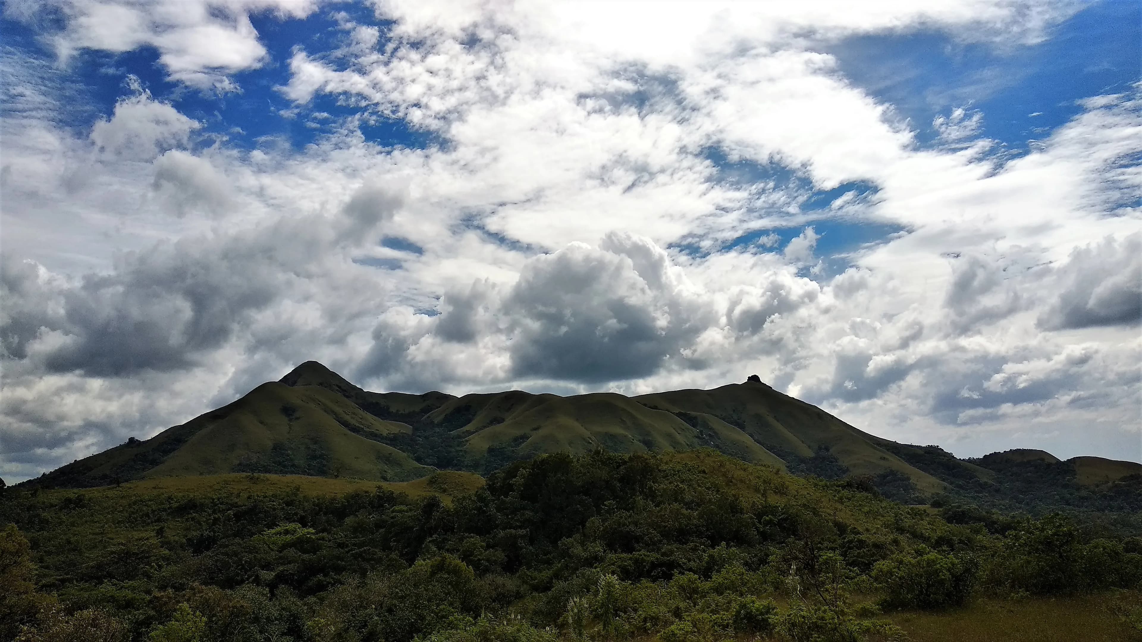 Pandavara Betta Trek: Majestic Mountain Panorama with Fluffy Clouds