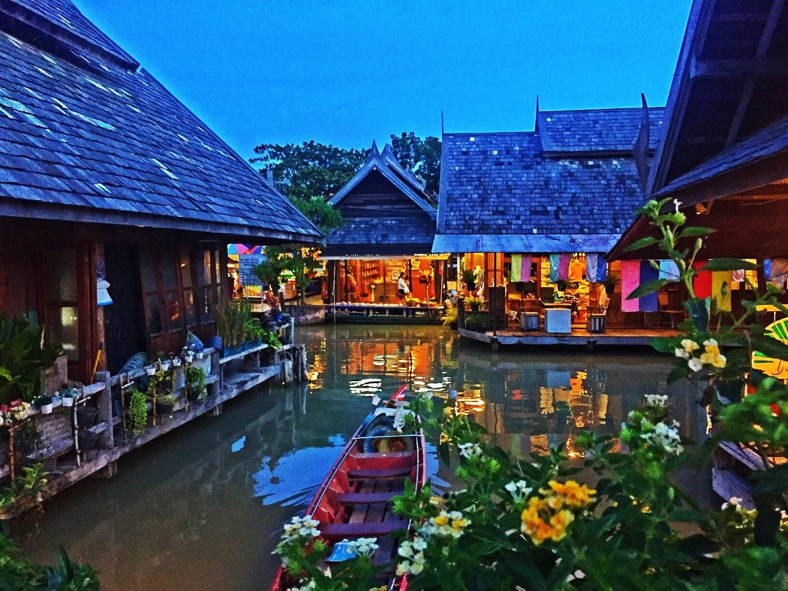 Pattaya Floating Market at night