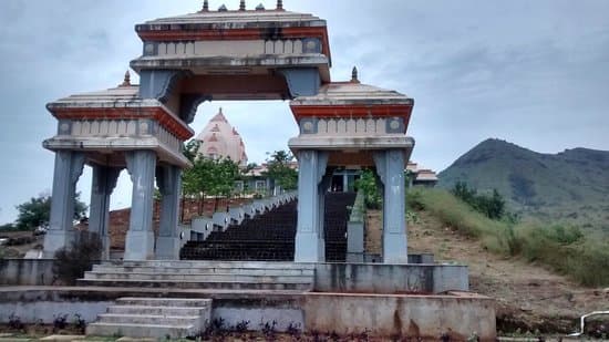 Chinmayanand Ashram: Majestic temple with green surroundings