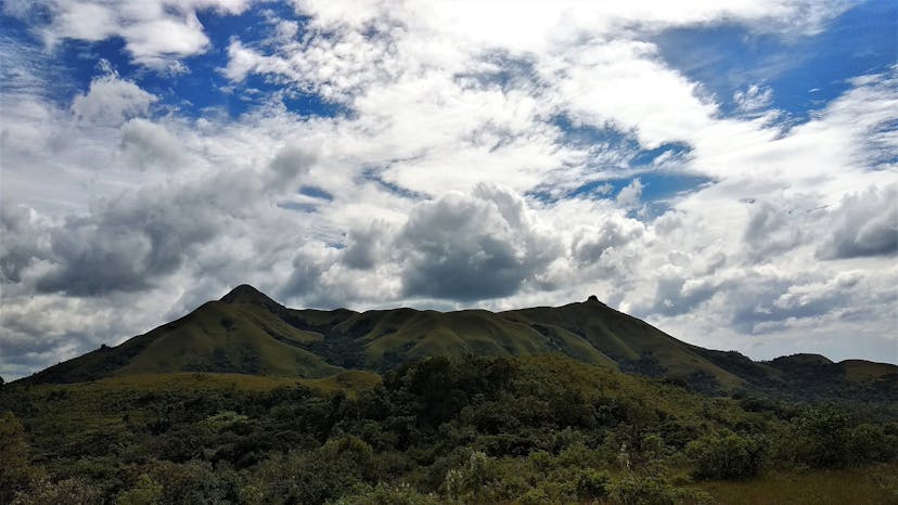 Pandavara Betta Trek: Majestic Mountain Panorama with Fluffy Clouds
