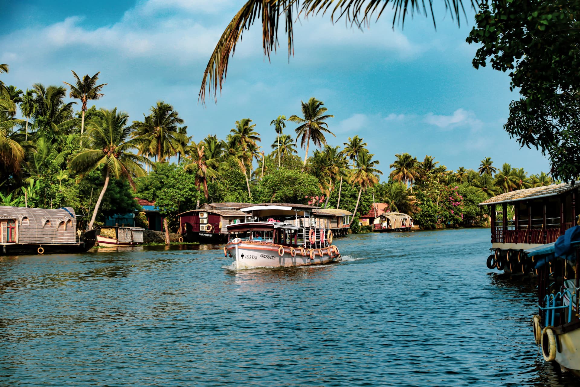 Paradise:Munnar and Alleppey Tour